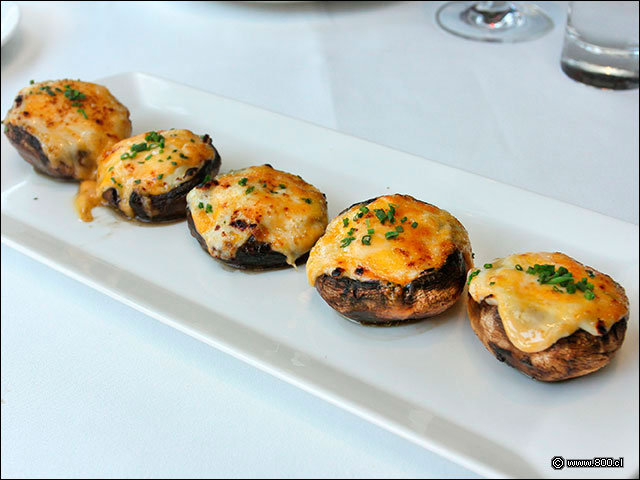 Championes gratinados con queso y rellenos de entraa